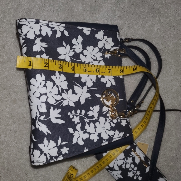 Bundled sale Michael kors purse and wallet - Picture 5 of 15